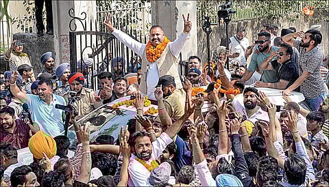 பஞ்சாப் மாநிலம் ஜலந்தர் மக்களவைத் தொகுதி இடைத்தேர்தலில் ஆம் ஆத்மி வேட்பாளர் சுஷில் குமார் ரிங்கு வெற்றி பெற்றார். அவர் நேற்று ஜலந்தரில் தனது ஆதரவாளர்களுடன் வெற்றியை கொண்டாடினார். படம்: பிடிஐ