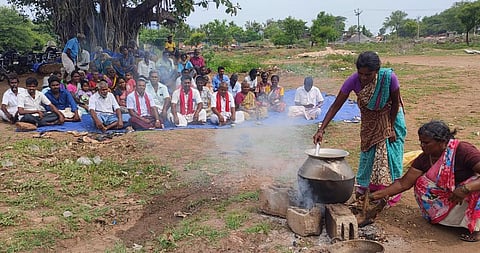 புனல்காடு கிராமத்தில் குப்பை கிடங்கு அமைக்க எதிர்ப்பு தெரிவித்து 2-வது நாளாக காத்திருப்பு போராட்டத்தில் ஈடுபட்டுள்ள கிராம மக்கள்.
