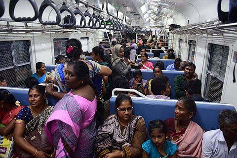 கோவை-மேட்டுப்பாளையம் இடையே இயக்கப்பட்டு வரும் மெமு ரயிலில் நெருக்கியடித்து பயணிக்கும் பயணிகள். (கோப்பு படம்)