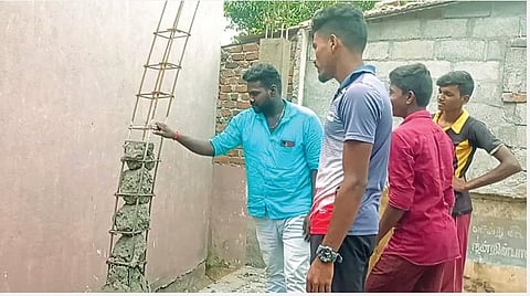 கலசப்பாக்கம் அடுத்த கிடாம்பாளையம் ஊராட்சி ஒன்றிய தொடக்க பள்ளியில் கைகளில் தட்டியபோது பெயர்ந்து விழுந்த கான்கிரீட் தூண்களை அடையாளம் காட்டிய இளைஞர்கள்.