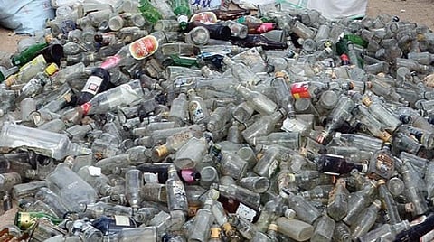 ராமேசுவரம் அக்னி தீர்த்தக் கடற்கரைப் பகுதியில் தூய்மைப் பணியின்போது தன்னார்வலர்களால் சேகரிக்கப்பட்ட நூற்றுக் கணக்கான மது பாட்டில்கள்.