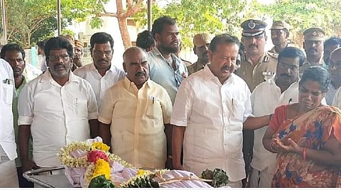 மரக்காணம் அருகே கள்ளச்சாராயம் குடித்து உயிரிழந்தவர்களின் உடலுக்கு அமைச்சர்கள் அஞ்சலி