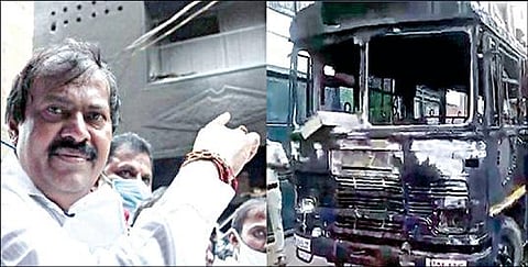 தீயில் கருகிய வீட்டை காட்டும் அகண்ட சீனிவாச மூர்த்தி (கோப்புப் படம்)