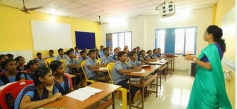 நிதியுதவி பெறும் பள்ளிகளில் மே 26-க்குள் உபரி ஆசிரியர்களை பணிநிரவல் செய்ய முதன்மைக் கல்வி அதிகாரிகளுக்கு உத்தரவு