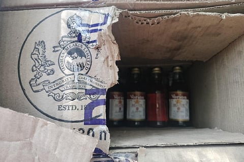 திருபுவனம் அரசு மதுபானக் கிடங்கில் நின்றிருந்த 2 லாரிகளில் 200 மதுபாட்டில்கள் கொள்ளை