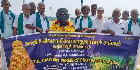 தஞ்சாவூர் மாவட்டம் கல்லணையில் உள்ள சர் ஆர்தர் காட்டனின் உருவ சிலைக்கு மாலை அணிவித்து மரியாதை செலுத்தும் தமிழ்நாடு காவிரி உழவர்கள் பாதுகாப்பு சங்கத்தினர்.