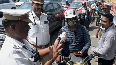 மின்னணு முறையில் போக்குவரத்து விதிமீறல் கண்காணிப்பு; வாகன உரிமையாளர் தவறிழைக்காவிட்டால் ஆதாரம் சமர்ப்பிக்க வாய்ப்பு: தமிழக அரசு உத்தரவு