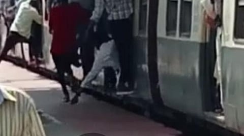 ஆவடி | ரயில் நடைமேடையில் கத்தியை உரசி பயணிகளை அச்சுறுத்திய 2 கல்லூரி மாணவர்கள் கைது; ஒருவருக்கு வலை