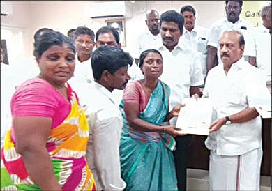 மரக்காணம் அடுத்த எக்கியார்குப்பத்தில் கள்ளச்சாராயம் குடித்து உயிரிழந்தவர் குடும்பத்துக்கு ரூ.10 லட்சம் காசோலையை அமைச்சர்கள் பொன்முடி, மஸ்தான் ஆகியோர் வழங்கினர். (அடுத்த படம்) செங்கல்பட்டு அரசு மருத்துவமனையில் காசோலை வழங்கிய அமைச்சர் தா.மோ.அன்பரசன்.படம்: எம்.முத்துகணேஷ்