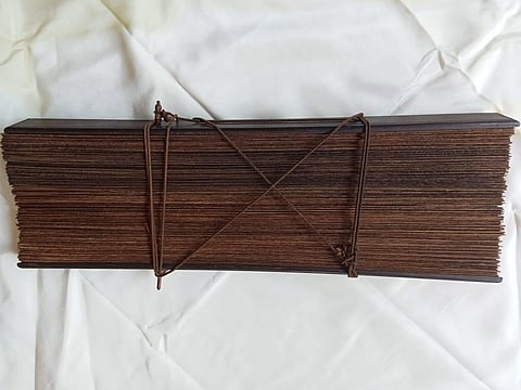 தமிழகத்தில் 10 லட்சம்+ ஓலைச்சுவடிகள் திரட்டப்படாமல் அழியும் அபாயம்: சுவடியியல் பேராசிரியர்