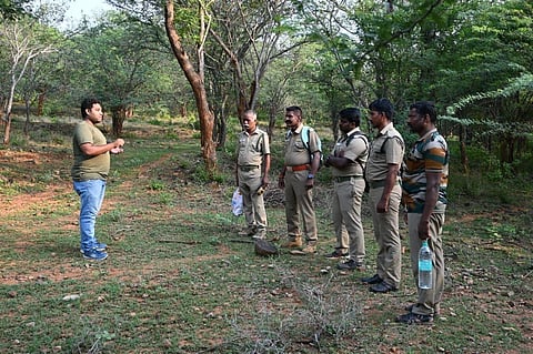 தருமபுரி மாவட்டம் தருமபுரி வனக் கோட்டம் ஒகேனக்கல் வனச்சரகத்தில் ஒருங்கிணைக்கப்பட்ட யானைகள் கணக்கெடுப்புப் பணியில் ஈடுபட்ட வனத்துறை குழுவினர்