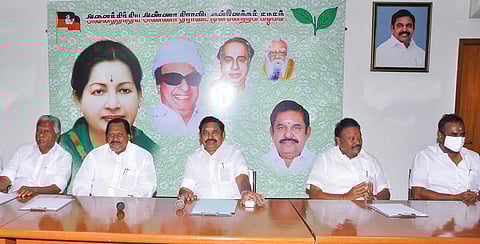 கள்ளச்சாராய உயிரிழப்பு தொடர்பாக ஆளுநரிடம் புகார்: அதிமுக மாவட்ட செயலாளர்கள் கூட்டத்தில் முடிவு