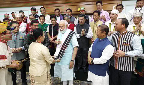 குஜராத் மாநிலத்துடன் வரலாற்று மற்றும் கலாச்சார உறவுகள் குறித்து அருணாச்சல் பழங்குடியினருடன் பிரதமர் கலந்துரையாடல்