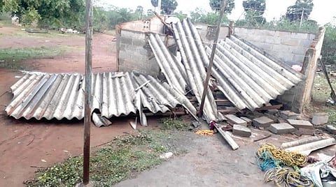 சாத்தனியில் சூறாவளியால் சேதமடைந்த வீடு.