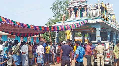 மேல்பாதி கிராமத்தில்  திரவுபதி அம்மன் கோயில் முன் கூடிய அப்பகுதி மக்கள்.
