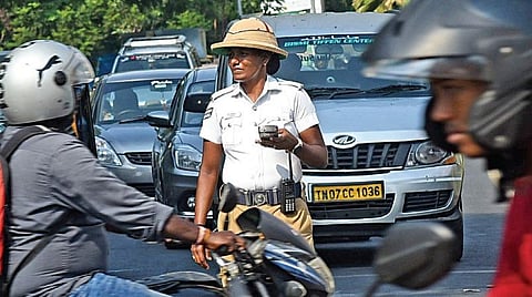 சென்னை எழும்பூர் சிக்னலில் தெர்மாகோல் தொப்பி அணிந்தபடி போக்கு வரத்தை ஒழுங்குபடுத்தும் பணியில் ஈடுபட்ட பெண் போலீஸ். படம்: ம.பிரபு