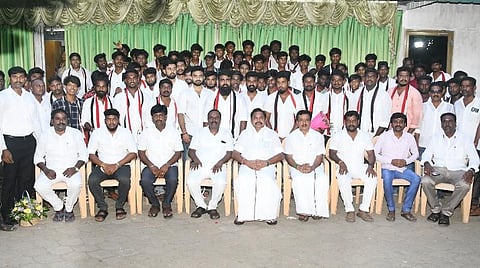 கல்லூரி மாணவர்கள் 700 பேர் அதிமுகவில் இணைந்தனர்