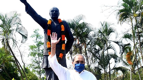 பிஜு பட்நாயக் சிலைக்கு முன் ஒடிசா முதல்வர் நவீன் பட்நாயக்