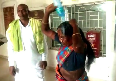 நரிக்குடி ஊராட்சி ஒன்றிய அலுவலகத்தில் பெண் கவுன்சிலர் தீக்குளிக்க முயற்சி