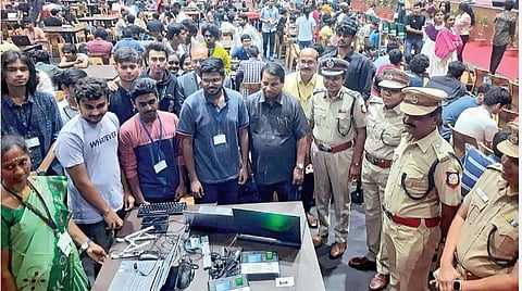 சைபர் செக்யூரிட்டி ஹேக்கத்தான் போட்டியை விஐடி பல்கலைக்கழக வேந்தர் ஜி.விசுவநாதன், சென்னை மத்திய குற்றப்பிரிவு கூடுதல் காவ ல்
ஆணையர் சி.மகேஸ்வரி, துணை ஆணையர்கள் நாகஜோதி, மீனா ,
ஸ்டாலின் ஆகியோர் தொடங்கிவைத்தனர் . அருகில், விஐடி கூடுதல்
பதிவாளர் பி.கே.மனோகரன், டீன் ஆர்.கணேசன் ஆகியோர் உள்ளனர் .
படம்: எம்.முத்துகணேஷ்