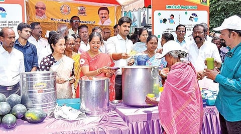 கோவை காந்திபுரம் நகரப் பேருந்து நிலையத்தில், தண்ணீர் பந்தல் முகாமை தொடங்கி வைத்து மக்களுக்கு  நீர்மோர் மற்றும் பழங்களை வழங்கிய மேயர் கல்பனா  ஆனந்தகுமார், ஆணையர் மு.பிரதாப் உள்ளிட்டோர்.