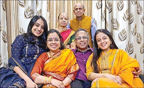 குடும்பத்தினருடன் உச்ச நீதிமன்ற புதிய நீதிபதி கே.வி.விஸ்வநாதன்.