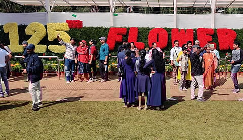 உதகை மலர் கண்காட்சியை காண குவிந்த மக்கள் - நுழைவுக் கட்டணம் உயர்வால் அதிருப்தி