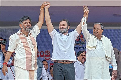 பெங்களூரு ஸ்ரீ  கண்டீரவா ஸ்டேடியத்தில் நேற்று நடந்த விழாவில் கர்நாடக முதல்வராக சித்தராமையாவும், துணை முதல்வராக டி.கே.சிவகுமாரும் பதவியேற்றுக் கொண்டனர். வெற்றிப் பெருமிதத்துடன் அவர்களது கைகளை உயர்த்தி வாழ்த்து தெரிவிக்கிறார் காங்கிரஸ் மூத்த தலைவர் ராகுல் காந்தி.