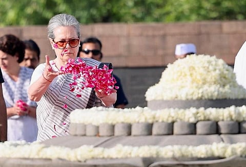 டெல்லி வீர்பூமியில் உள்ள ராஜீவ் காந்தி நினைவிடத்தில் மலர் தூவி அஞ்சலி செலுத்தும்  சோனியா காந்தி | படம்: காங்கிரஸ் ட்விட்டர்