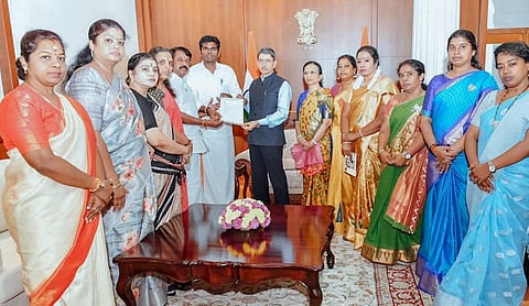 தமிழக ஆளுநர் ஆர்.என்.ரவியைச் சந்தித்து  மனு அளித்த பாஜகவினர்