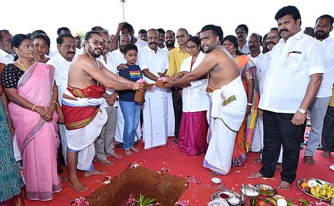 சிவகங்கை அரசு மருத்துவக் கல்லூரி மருத்துவமனையில் கூடுதல் அவசர கால தாய்சேய் நல சிகிச்சை மையம் மற்றும் 50 படுக்கைகள் கொண்ட தீவிர சிகிச்சைப்பிரிவு கட்டிடத்துக்கான பூமி பூஜையில் பங்கேற்ற அமைச்சர் கே.ஆர்.பெரியகருப்பன். உடன் மாவட்ட ஆட்சியர் (பொ) மணிவண்ணன்.