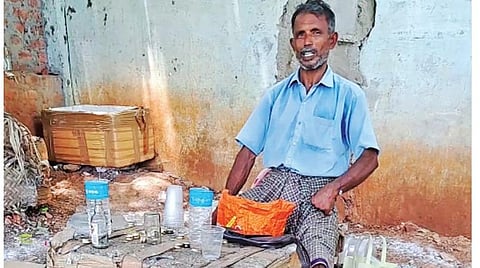 ஆளும் கட்சியினர் ஆதரவோடு சாலைக்கிராமத்தில் திறந்தவெளியில் மது விற்பனை