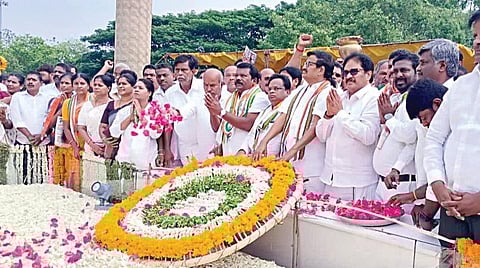 முன்னாள் பிரதமர் ராஜீவ் காந்தியின் 32-வது நினைவு தினத்தை முன்னிட்டு  பெரும்புதூர் நினைவிடத்தில் தமிழ்நாடு காங்கிரஸ் தலைவர் கே.எஸ்.அழகிரி, எம்.பி.க்கள் திருநாவுக்கரசர், விஜய் வசந்த் மற்றும் செல்வப் பெருந்தகை எம்எல்ஏ உள்ளிட்ட கட்சி நிர்வாகிகள் மலர் தூவி மரியாதை செலுத்தினர்.