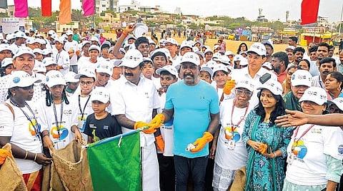 தமிழ்நாடு சுற்றுச்சூழல் மற்றும் வனத்துறை அமைச்சகம் சார்பில் மாபெரும் கடற்கரை தூய்மைப்படுத்தும் நிகழ்ச்சி சென்னை பெசன்ட் நகர் கடற்கரையில் நேற்று நடைபெற்றது. நிகழ்ச்சியை சுகாதாரத் துறை அமைச்சர் மா.சுப்பிரமணியன் சுற்றுச்சூழல் மற்றும் காலநிலை மாற்றத் துறை அமைச்சர் சிவ.வீ.மெய்யநாதன் ஆகியோர் நேற்று கொடியசைத்து தொடங்கி வைத்தனர். இதில் பள்ளிகள், கல்லூரிகளைச் சேர்ந்த மாணவர்கள், தன்னார்வலர்கள், உள்ளூர் பொதுமக்கள் கலந்து கொண்டனர். படம்: பு.க.பிரவீன்