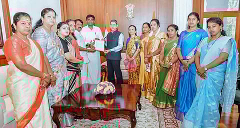 சென்னை ராஜ் பவனில் ஆளுநர் ஆர்.என்.ரவியை தமிழக பாஜக தலைவர் அண்ணாமலை, நயினார் நாகேந்திரன் எம்எல்ஏ, பாஜக மகளிர் அணியினர் நேற்று சந்தித்தனர். அப்போது கள்ளச்சாராயம் குடித்து 22 பேர் உயிரிழந்த விவகாரத்தில் அமைச்சர்கள் செந்தில் பாலாஜி, செஞ்சி மஸ்தான் ஆகியோரை பதவியில் இருந்து நீக்க வேண்டும் என்று மனு அளித்தனர்.