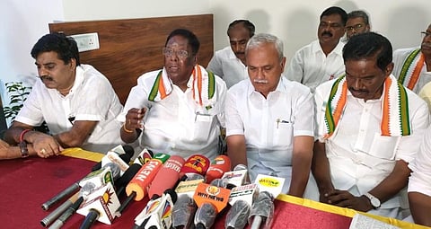 காரைக்காலில் செய்தியாளர்களிடம் பேசிய புதுச்சேரி முன்னாள் முதல்வர் வி.நாராயணசாமி