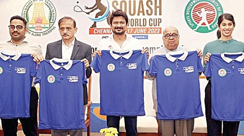 சென்னையில் நடைபெற உள்ள சர்வதேச ஸ்குவாஷ் போட்டிக்கான டி-சர்ட்டுகளை நேற்றி அறிமுகப்படுத்தினார் அமைச்சர் உதயநிதி ஸ்டாலின். உடன், விளையாட்டுத் துறைச் செயலர் அதுல்ய மிஸ்ரா உள்ளிட்டோர்.