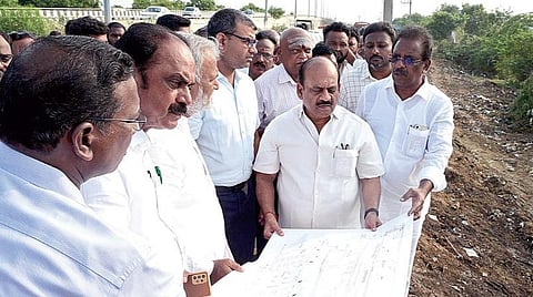 முடிச்சூர் பகுதியில் ஆம்னி பேருந்து முனையம் அமையவுள்ள இடத்தை அமைச்சர்கள் தா.மோ.அன்பரசன், சேகர்பாபு ஆகியோர் நேற்று ஆய்வு செய்தனர். படம்: எம்.முத்துகணேஷ்