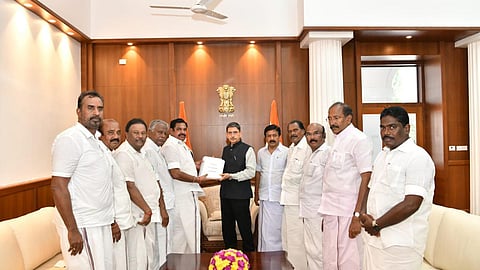 திமுக அரசின் மீது பல்வேறு புகார்களை கூறி, அதன் மீது நடவடிக்கை எடுக்குமாறு ஆளுநர் ஆர்.என்.ரவியிடம் நேற்று மனு அளித்த அதிமுக பொதுச் செயலாளர் பழனிசாமி. உடன் முன்னாள் அமைச்சர்கள் எஸ்.பி.வேலுமணி, பி.தங்கமணி, கே.பி.முனுசாமி, சி.வி.சண்முகம் உள்ளிட்டோர்.