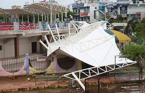 சிறு மழைக்கே தாங்காமல் கேலரி கூரை இடிந்த விவகாரம்: பாளை. வ.உ.சி. மைதானத்தில் வல்லுநர் குழு ஆய்வு