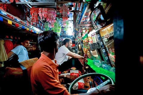 டெல்லியிலிருந்து சண்டிகருக்கு லாரியில்  காங்கிரஸ் தலைவர் ராகுல் காந்தி பயணம் செய்தார். அப்போது அவர், லாரி டிரைவர்கள் சந்தித்து வரும் பிரச்சினை மற்றும் சிக்கல்களை கேட்டறிந்தார்.படம்: பிடிஐ