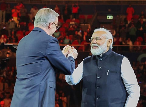 ஆஸ்திரேலியாவின் சிட்னி நகரில் நேற்று நடந்த இந்திய வம்சாவளியினரின் கூட்டத்தில் இந்திய பிரதமர் நரேந்திர மோடி, ஆஸ்திரேலிய பிரதமர் அந்தோணி அல்பானிஸ் பங்கேற்றனர். இரு தலைவர்களும் கைகுலுக்கி வாழ்த்துகளை பரிமாறிக் கொண்டனர்.படம்: பிடிஐ