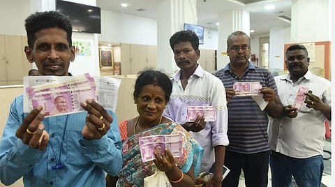 வங்கிகளில் ரூ.2,000 நோட்டு மாற்றம் செய்யும் பணி தொடக்கம்