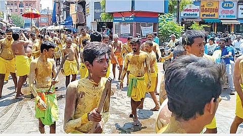 காரைக்குடியில் ராமலிங்க சவுடேஸ்வரி அம்மன் கோயில் திருவிழாவையொட்டி உடலில் சந்தனம் பூசி, கத்தியை வீசியபடி நேர்த்திக்கடன் செலுத்திய பக்தர்கள்.