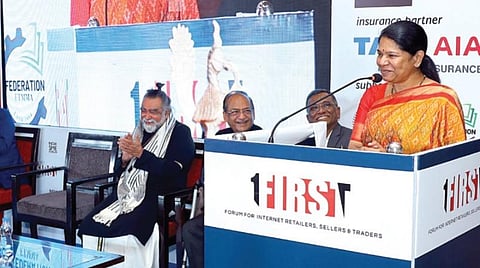 சென்னையில் நேற்று நடைபெற்ற ‘இந்திய நிறுவனங்களின் எதிர்காலத்துக்கான ஆதாரம்’ என்ற கருத்தரங்கில் பேசினார் திமுக எம்.பி.  கனிமொழி. உடன், இந்திய சிறு குறு நிறுவனங்கள் கூட்டமைப்பு தலைவர் பிரஹலாத் காகர், சென்னை நகை வியாபாரிகள் சங்கத் தலைவர் சுல்தான் மொகைதீன் உள்ளிட்டோர். படம்: எஸ்.சத்தியசீலன்