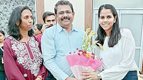 ஐஏஎஸ் தேர்வில் முதலிடம் பிடித்த இஷிதா கிஷோரை வாழ்த்துகிறார் கிங்மேக்கர்ஸ் ஐஏஎஸ் அகாடமி நிர்வாக இயக்குநர் சத்யஸ்ரீபூமிநாதன்.