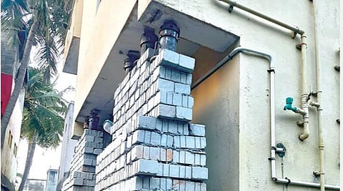 ஜாக்கி உபகரணம் மூலம் கட்டிடத்தை உயர்த்தும் பணி நடந்த வீடு.படம்: எம்.முத்துகணேஷ்