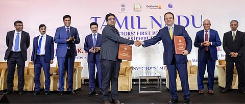 சிங்கப்பூரில் நேற்று நடைபெற்ற முதலீட்டாளர்கள் மாநாட்டில், தமிழ்நாடு தொழில் வழிகாட்டி நிறுவனத்துக்கும், சிங்கப்பூரைச் சேர்ந்த மின்னணு பாகங்கள் தயாரிப்பு நிறுவனமான Hi-P International Pvt. Ltd., நிறுவனத்துக் கும் இடையே ரூ.312 கோடி முதலீடு மற்றும் 700 நபர்களுக்கு வேலைவாய்ப்பு வழங்கும் வகையில் புரிந்துணர்வு ஒப்பந்தம் முதல்வர் மு.க.ஸ்டாலின் முன்னிலையில் மேற்கொள்ளப்பட்டது. தொழில் துறை அமைச்சர் டி.ஆர்.பி. ராஜா, சிங்கப்பூர் நாட்டின் போக்குவரத்து மற்றும் வர்த்தகத் துறை அமைச்சர் எஸ்.ஈஸ்வரன், தலைமைச் செயலர் வெ.இறையன்பு, துறை கூடுதல் செயலர் எஸ்.கிருஷ்ணன் உள்ளிட்ட உயர் அலுவலர்கள் உடனிருந்தனர்.