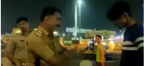 ஆபத்தான முறையில் சாகசத்தில் ஈடுபட்ட இளைஞரின் பைக்கை பறிமுதல் செய்த போலீஸ்