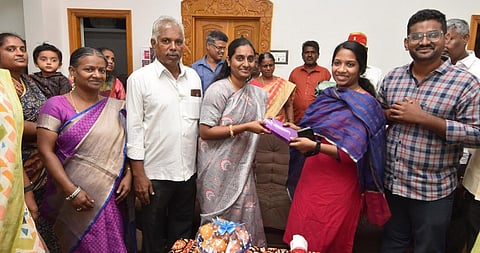 ஐஏஎஸ் தேர்வில் 289-வது இடம் பிடித்த ஹரிணியின் கிராமத்துக்குச் சென்று கிருஷ்ணகிரி ஆட்சியர் நேரில் பாராட்டு